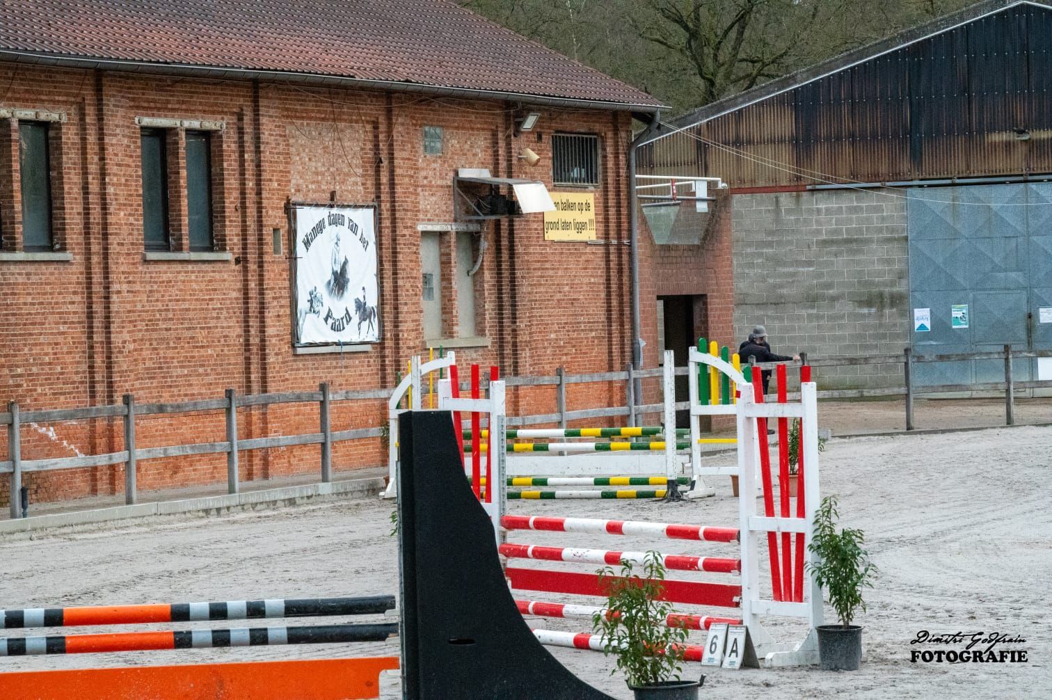 Manegegebouw met springparcours