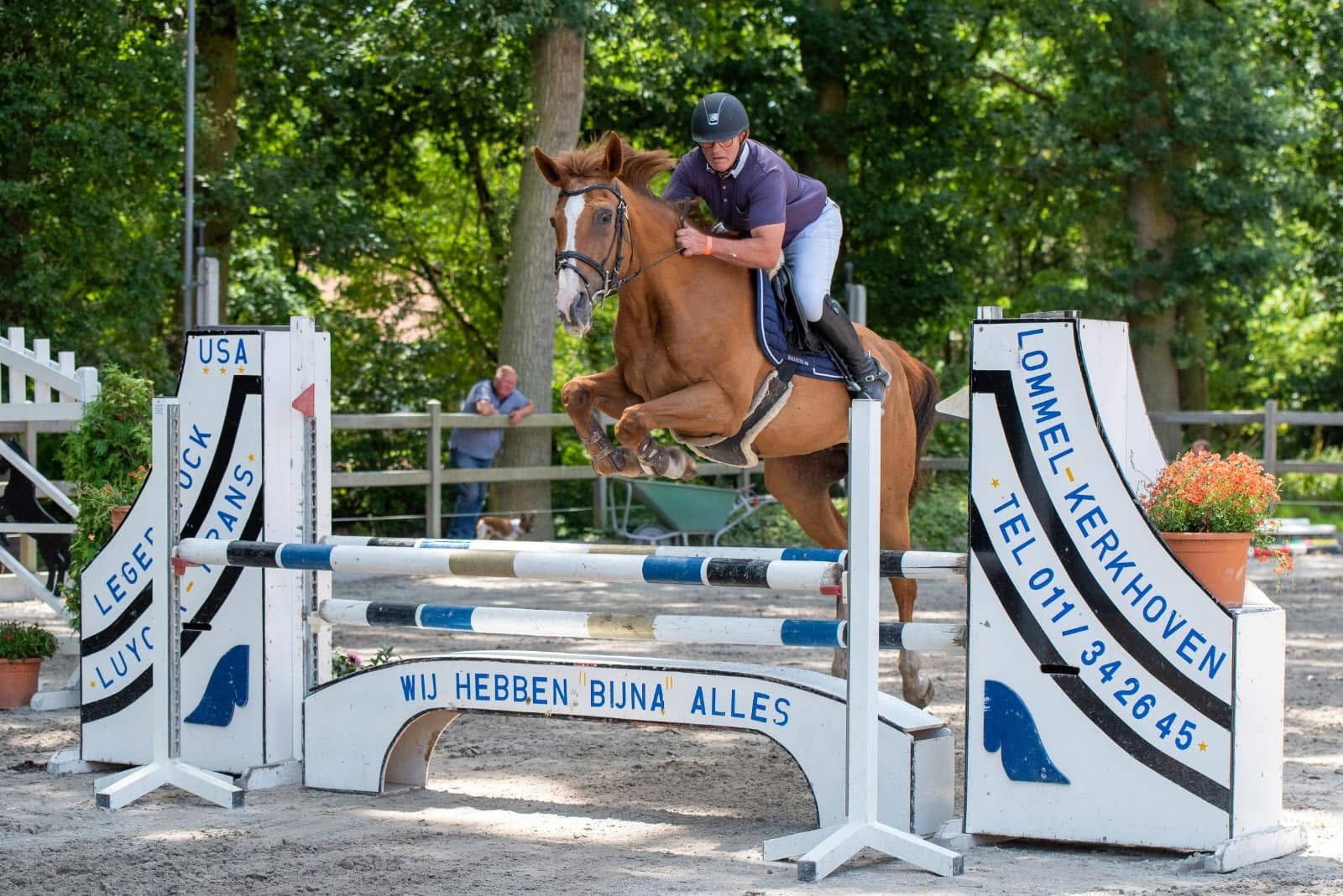 Ruiter springt op de buitenjumping