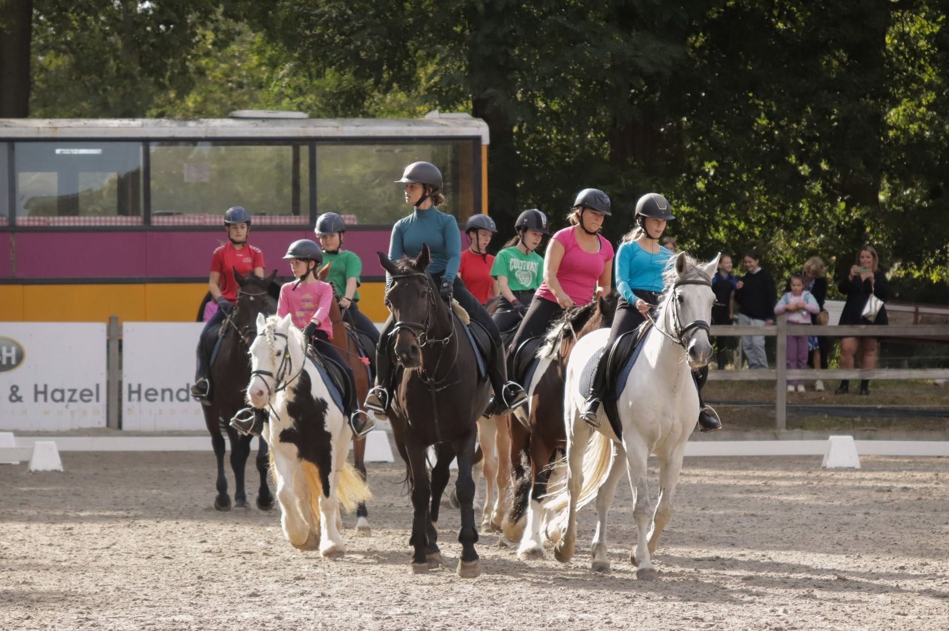 Ruiters op het ledenfeest in de binnenpiste