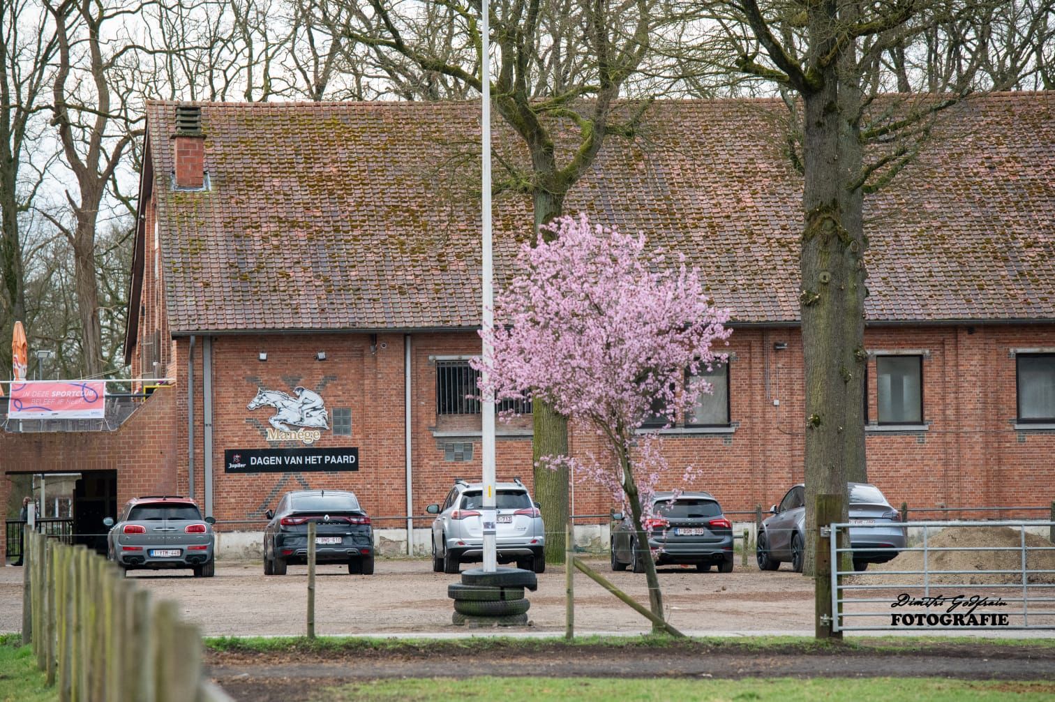 Het manegegebouw met de parking